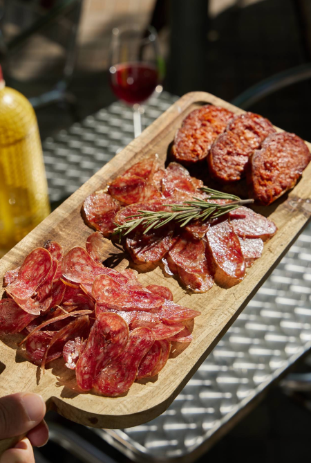 Tabla de embutidos con chorizo y salchichón en la terraza
